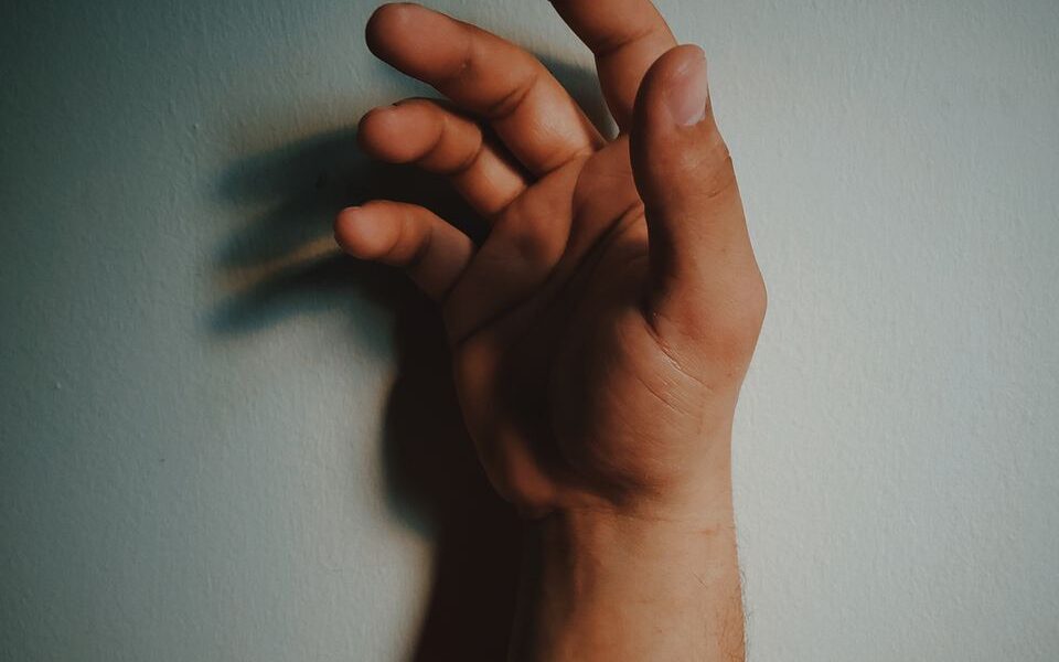 Как распознать агрессивного человека: секреты психологии жестов