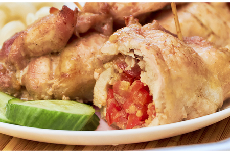 Куриные рулетики с начинкой: простой и вкусный рецепт