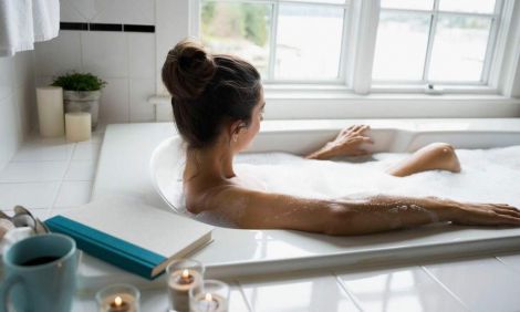 Горячая ванна для женщин: польза и вред для здоровья