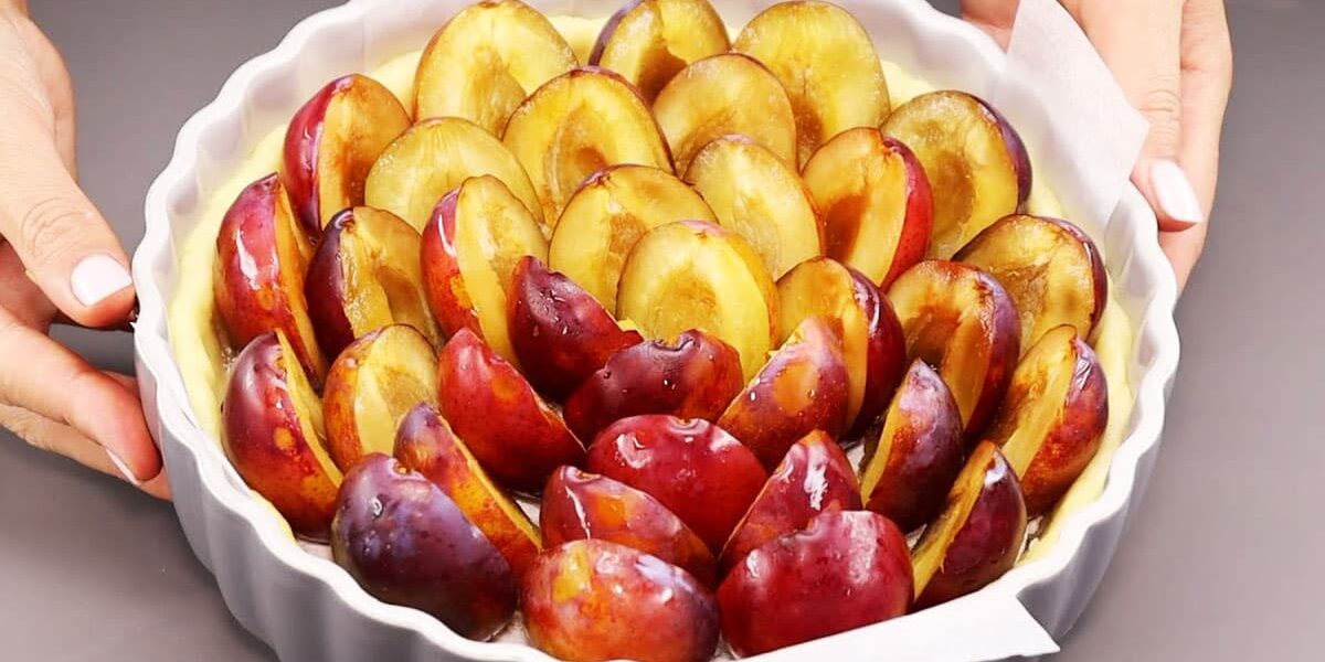 Сливовый пирог: простой рецепт с сочной начинкой, которая не вытекает