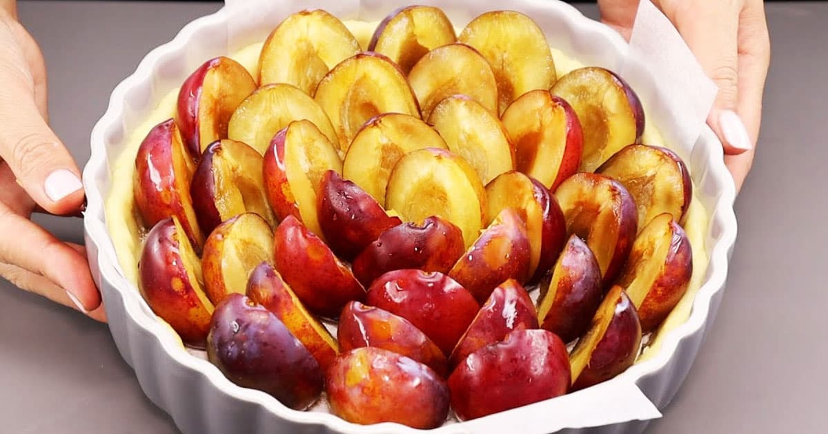 Сливовый пирог: простой рецепт с сочной начинкой, которая не вытекает