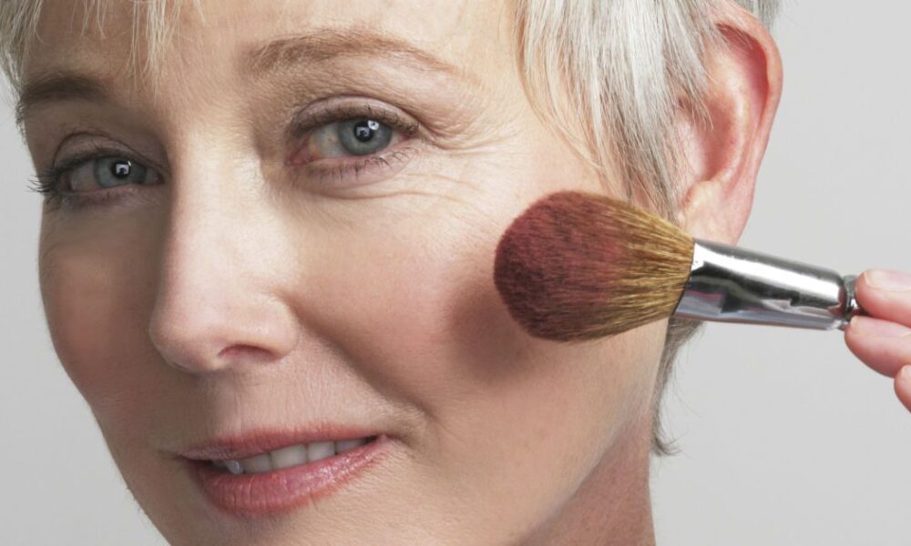 Секреты молодости: как выглядеть моложе с помощью макияжа – советы эксперта