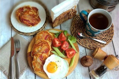 Овсяные оладьи с беконом: сытный завтрак для энергии на весь день