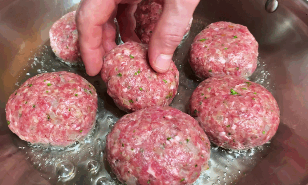 Секрет сочных котлет: всего одна ложка этого ингредиента изменит все!