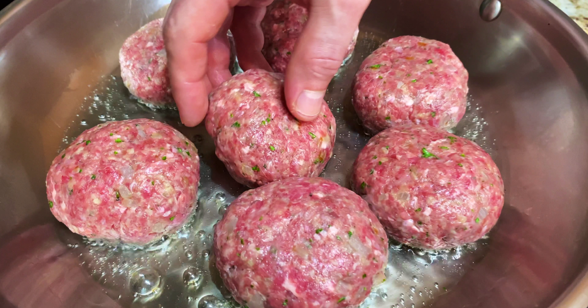 Секрет сочных котлет: всего одна ложка этого ингредиента изменит все!