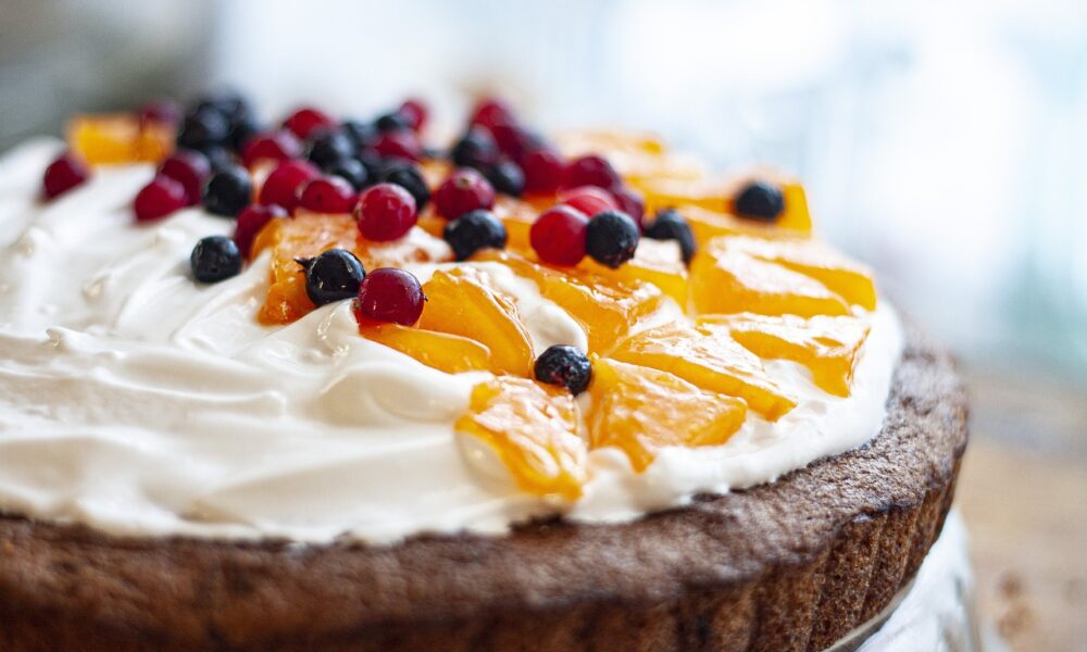 Image for: Легкий творожный десерт с ягодами: рецепт без выпечки для женщин. Tags: торт, пирог, ягоды, крем, взбитые сли...