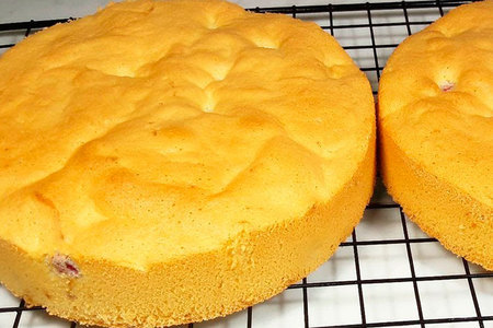 Бисквит с ягодами: простой рецепт для нежного десерта