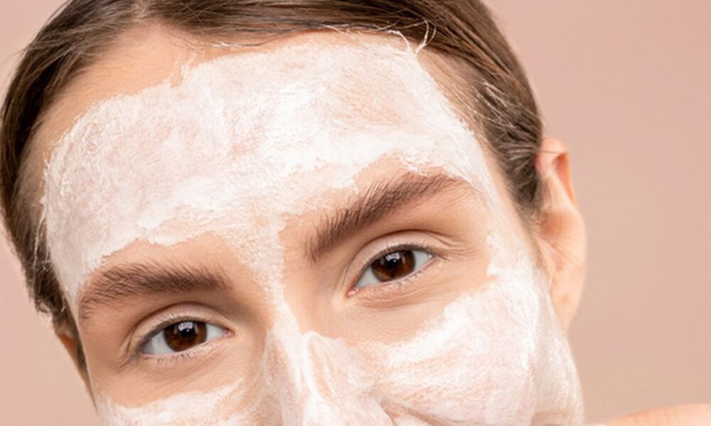 Как выбрать лучшее очищающее средство для лица: молочко, пенку или гель?