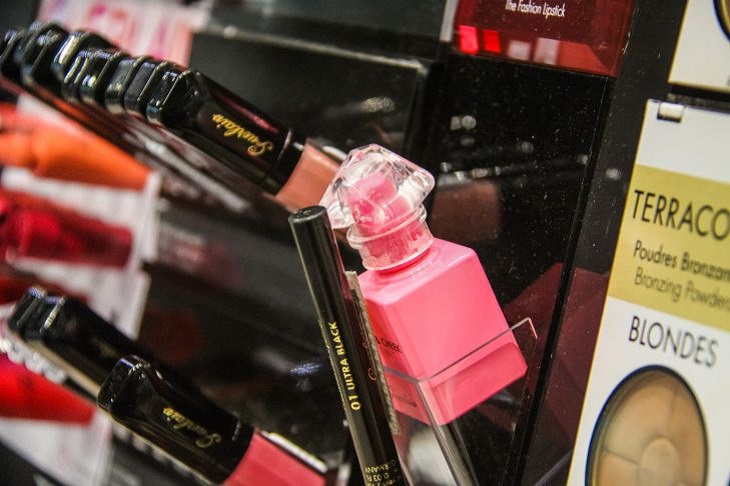 Как прозрачный лак для ногтей упростит быт: полезные лайфхаки для дома