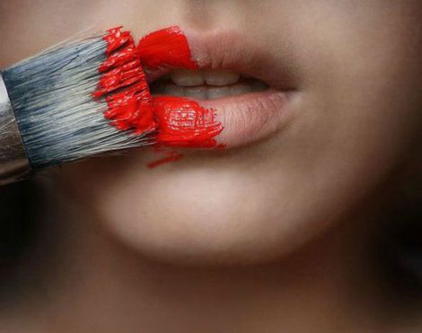 Сухие и потрескавшиеся губы: причины и эффективные способы лечения