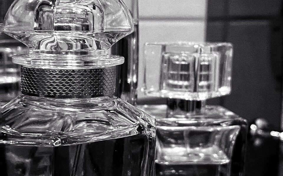 Как отличить оригинальный парфюм от подделки: 5 простых способов