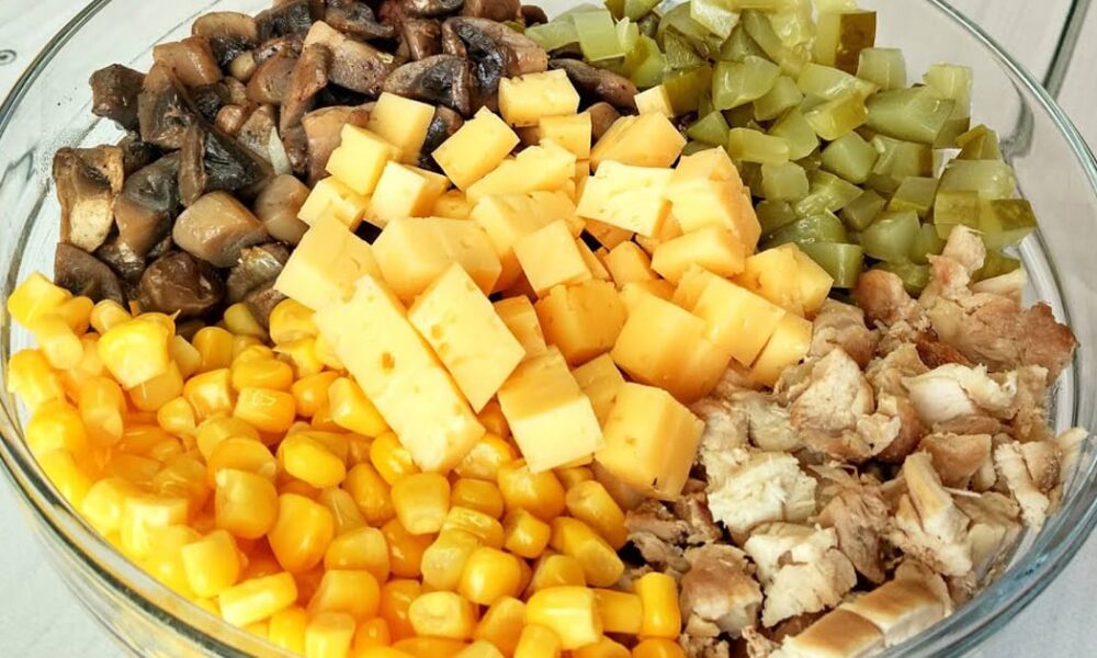 Салат с курицей и грибами: вкусный рецепт для праздничного стола