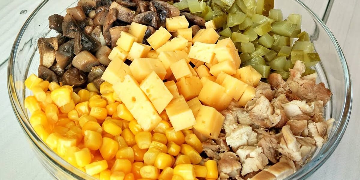 Салат с курицей и грибами: вкусный рецепт для праздничного стола