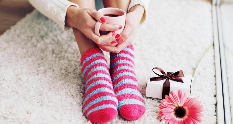 Холодные ноги у женщин: причины и сигналы опасных болезней