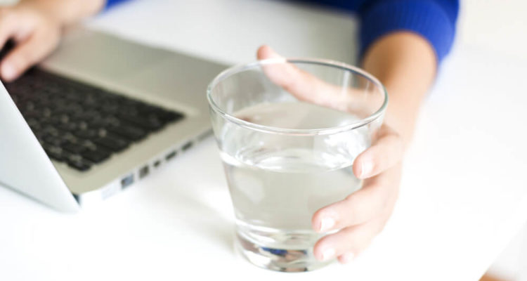Вода для здоровья: 5 популярных мифов, в которые верят женщины