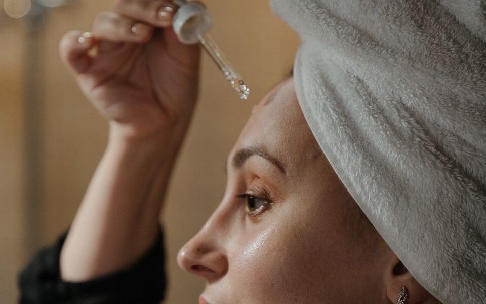 Влажная кожа: как правильно наносить косметику для максимального эффекта