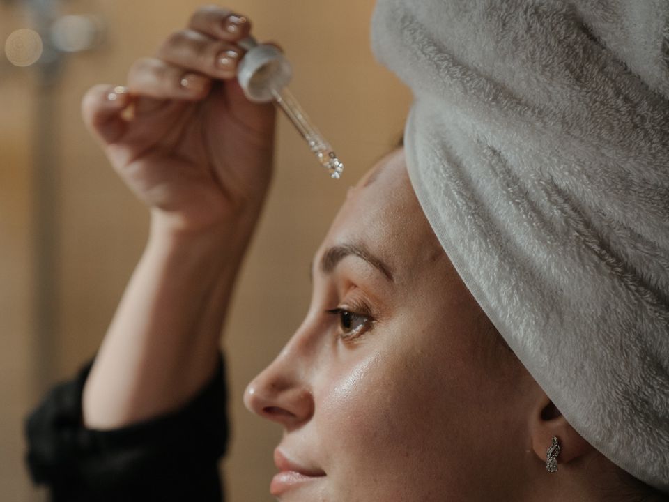 Влажная кожа: как правильно наносить косметику для максимального эффекта