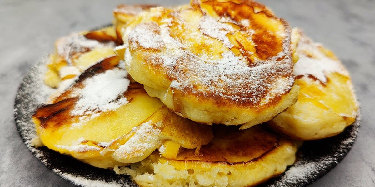 Быстрый яблочный десерт на сковороде: простой рецепт за 15 минут для женщин