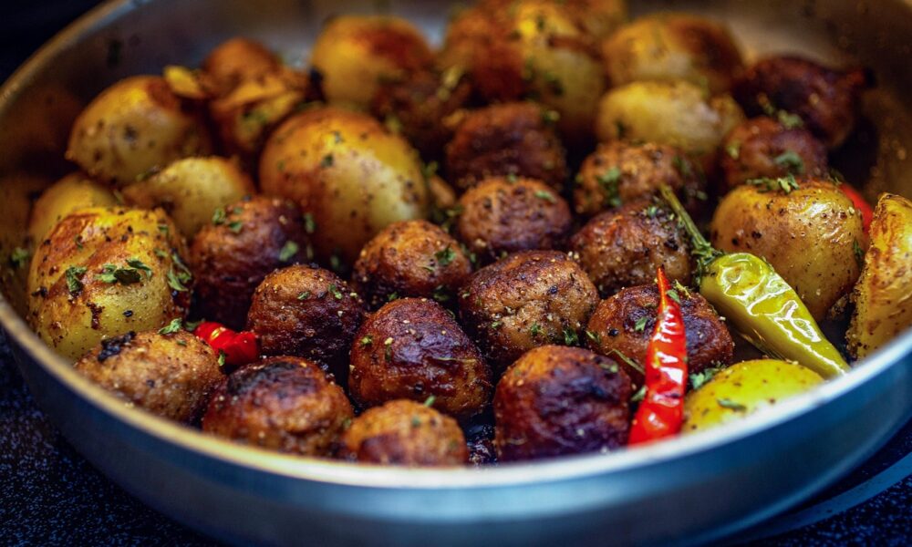 Image for: Сочные рыбные котлеты: простой рецепт из минтая для всей семьи. Tags: шведский, фрикадельки, жаренная картошк...