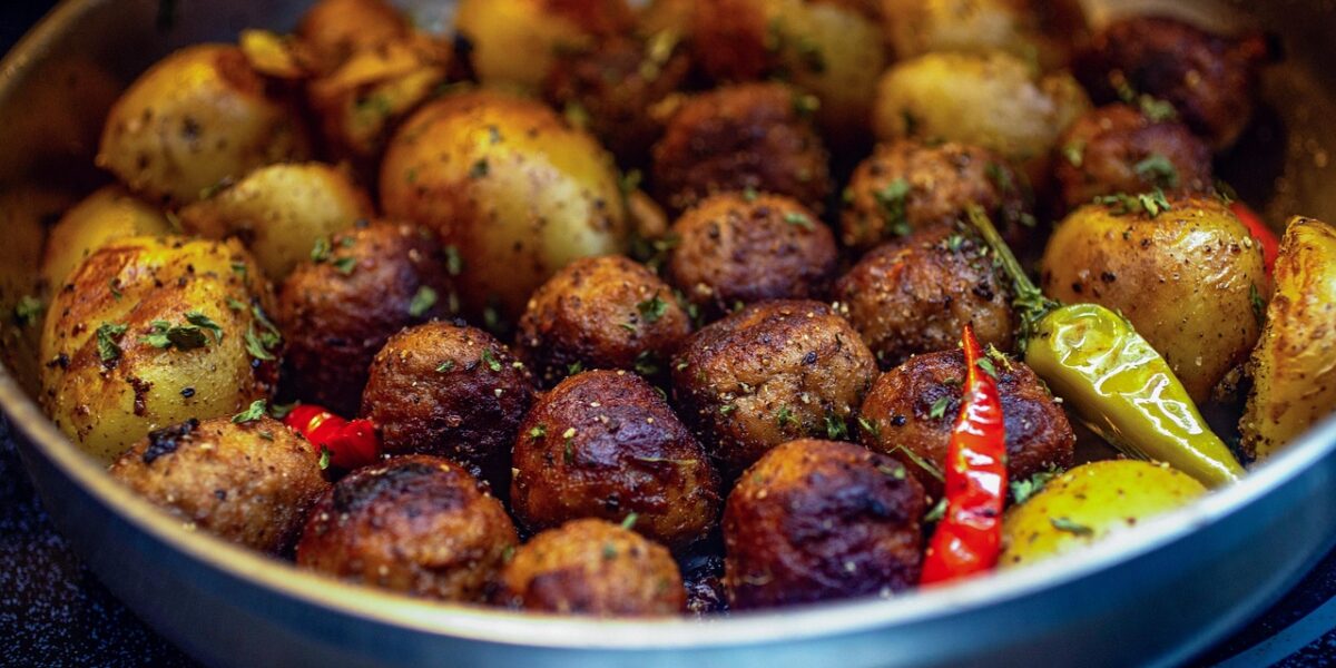 Image for: Сочные рыбные котлеты: простой рецепт из минтая для всей семьи. Tags: шведский, фрикадельки, жаренная картошк...