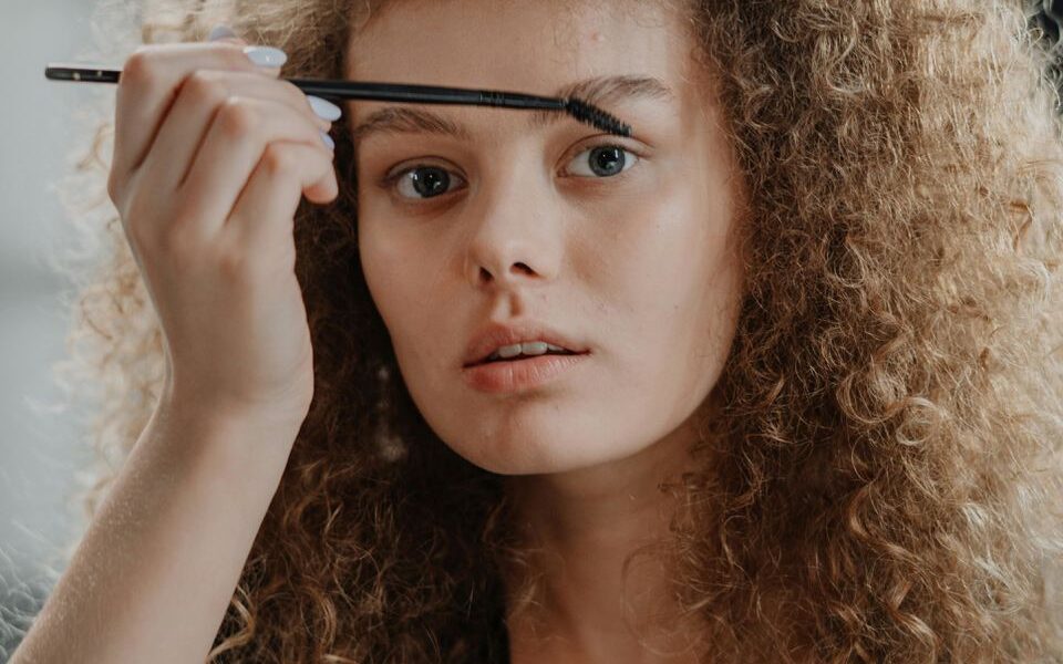 Идеальные брови: простой секрет укладки с помощью мыла