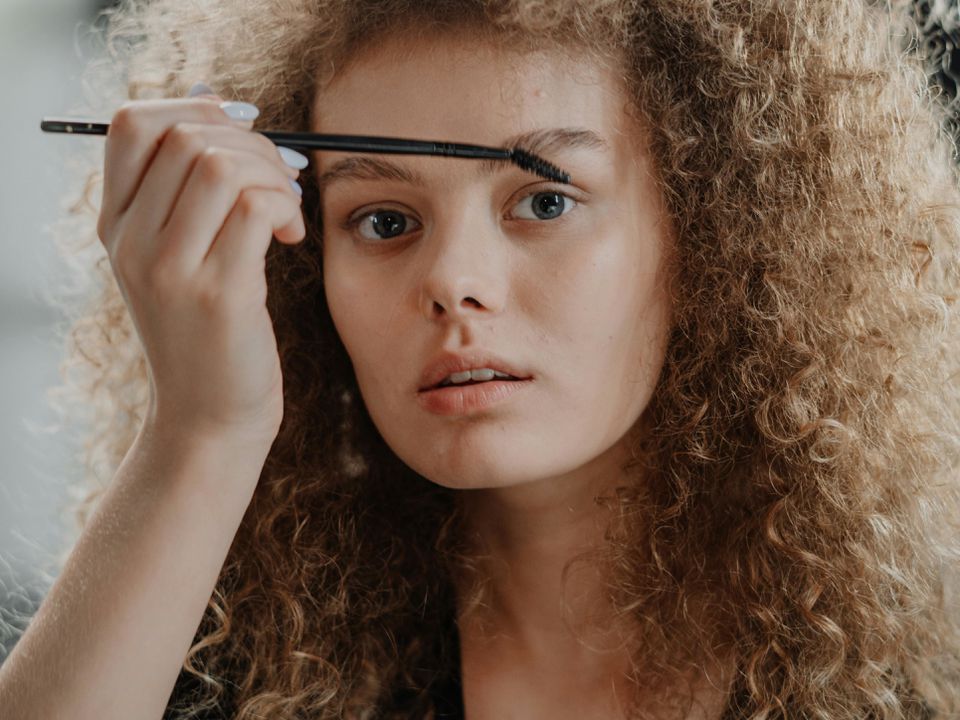 Идеальные брови: простой секрет укладки с помощью мыла