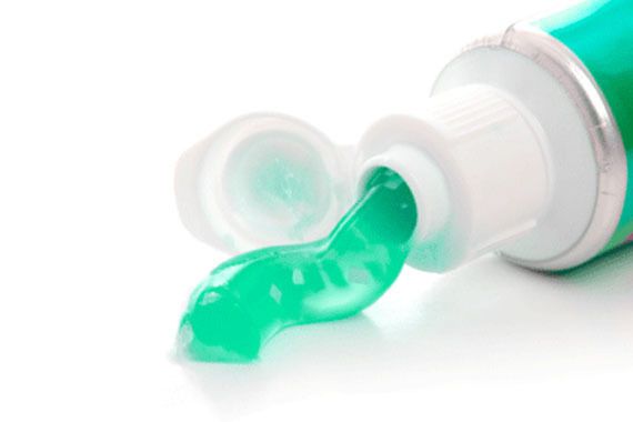 Секрет красивых ножек: используйте зубную пасту на ночь!