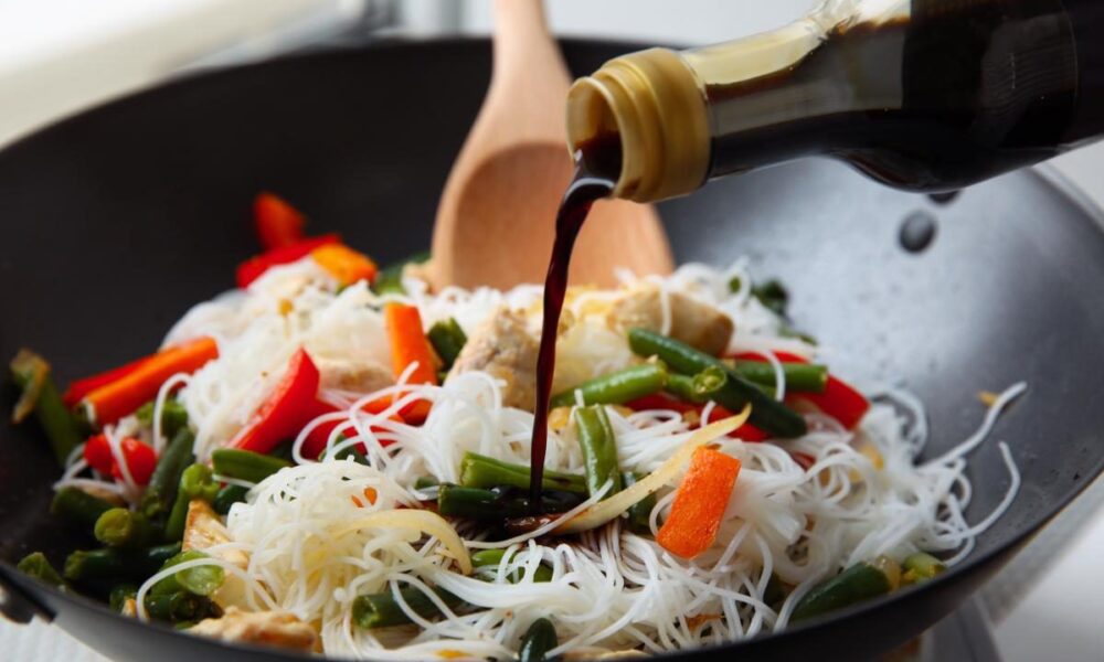 Чем заменить соевый соус: простые варианты для каждой хозяйки