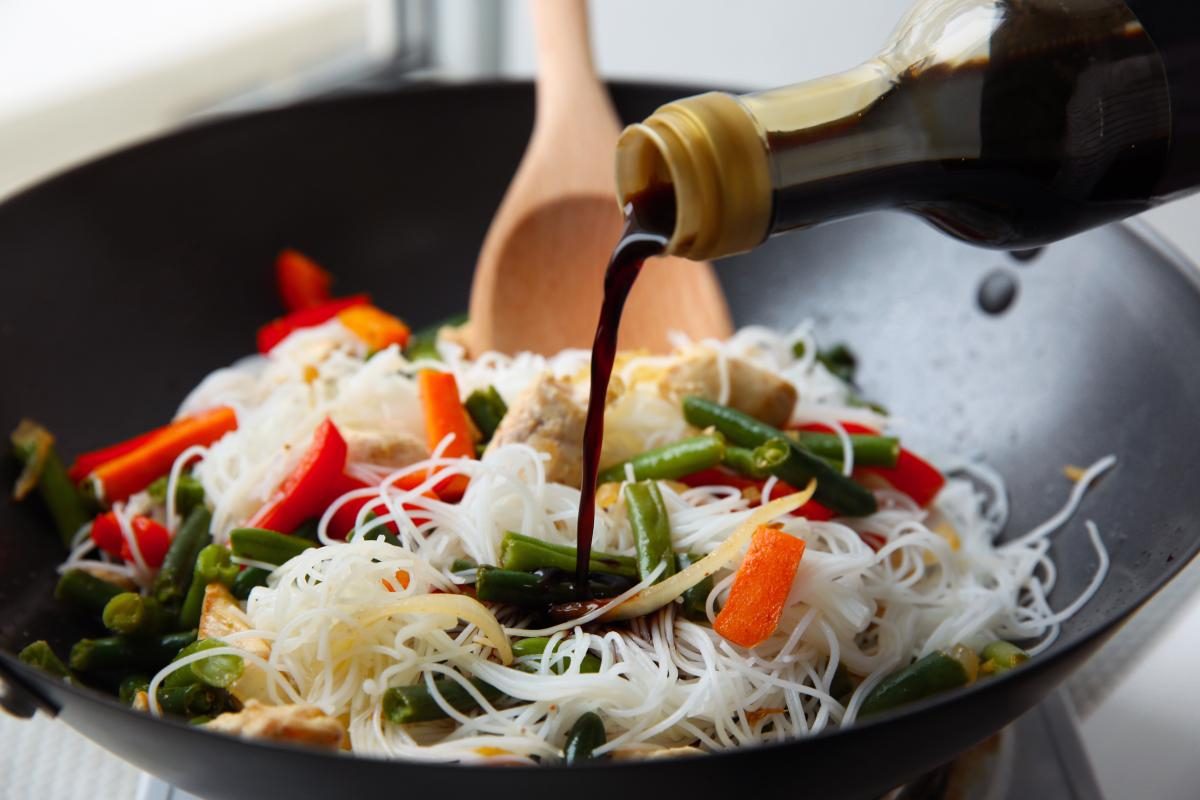 Чем заменить соевый соус: простые варианты для каждой хозяйки