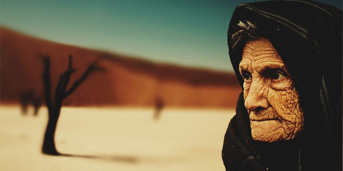 Image for: Аптечные мази от морщин: секреты молодости и красоты кожи. Tags: старая женщина, пустыня, старости, бедуинов,...