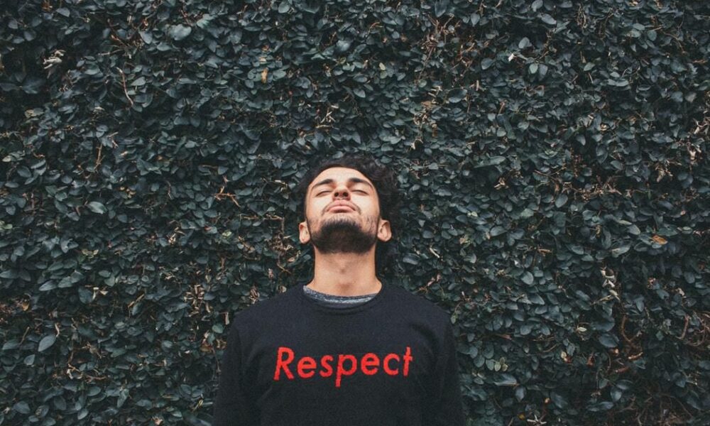 Относитесь к людям с уважением: ключ к взаимности в отношениях