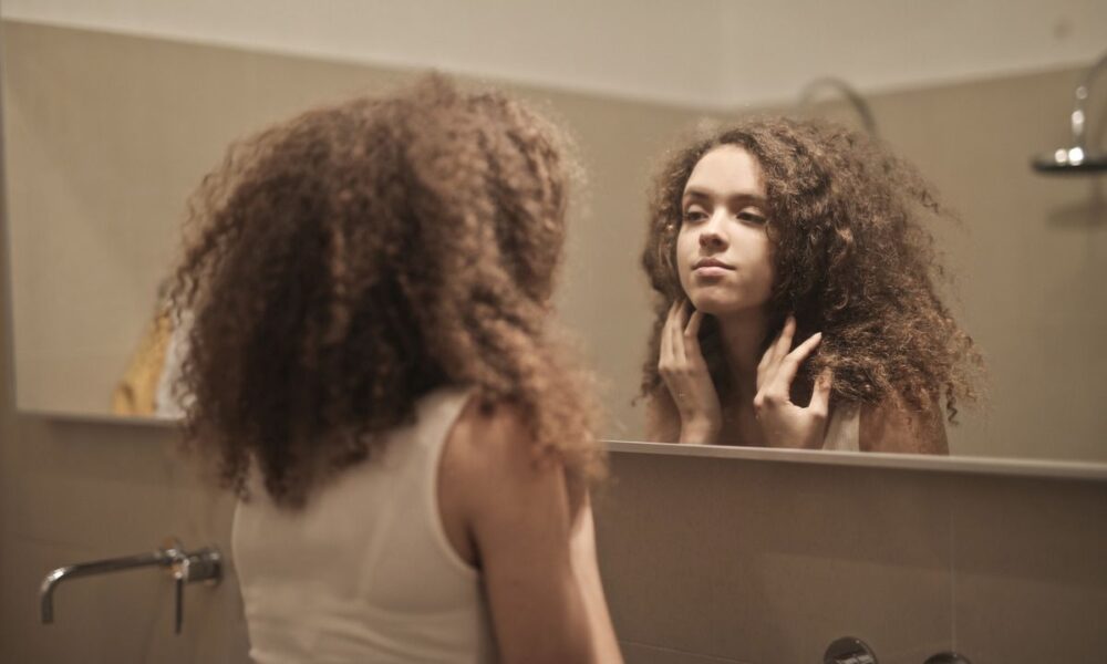 10 факторов, провоцирующих забитые и увеличенные поры: советы по уходу за кожей