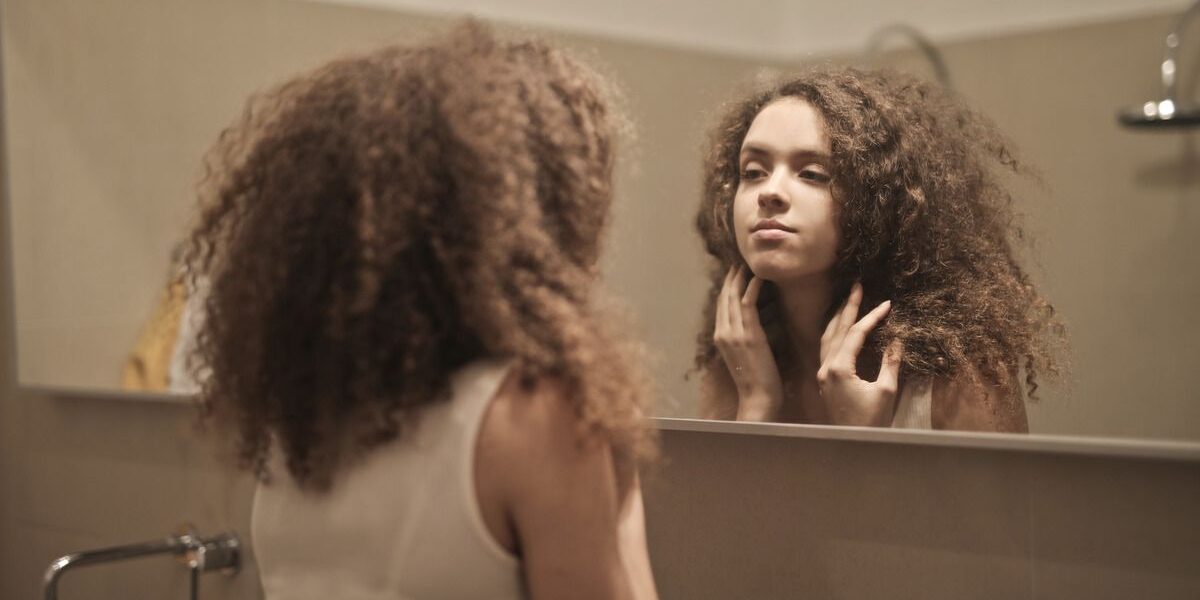 10 факторов, провоцирующих забитые и увеличенные поры: советы по уходу за кожей