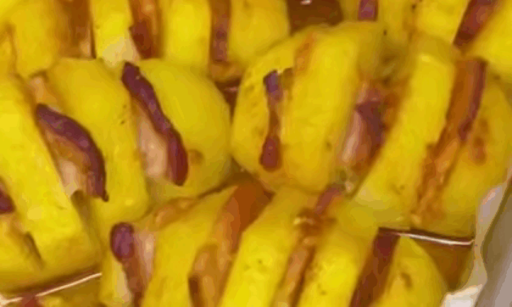 Вкусный картофель с беконом в духовке: простой рецепт для ужина