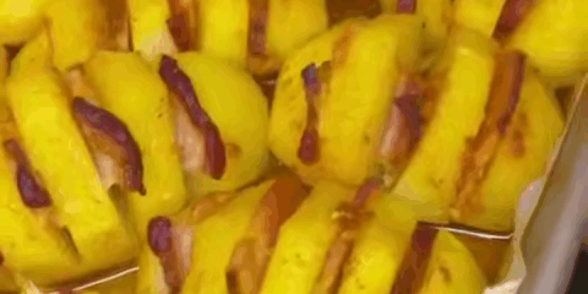 Вкусный картофель с беконом в духовке: простой рецепт для ужина