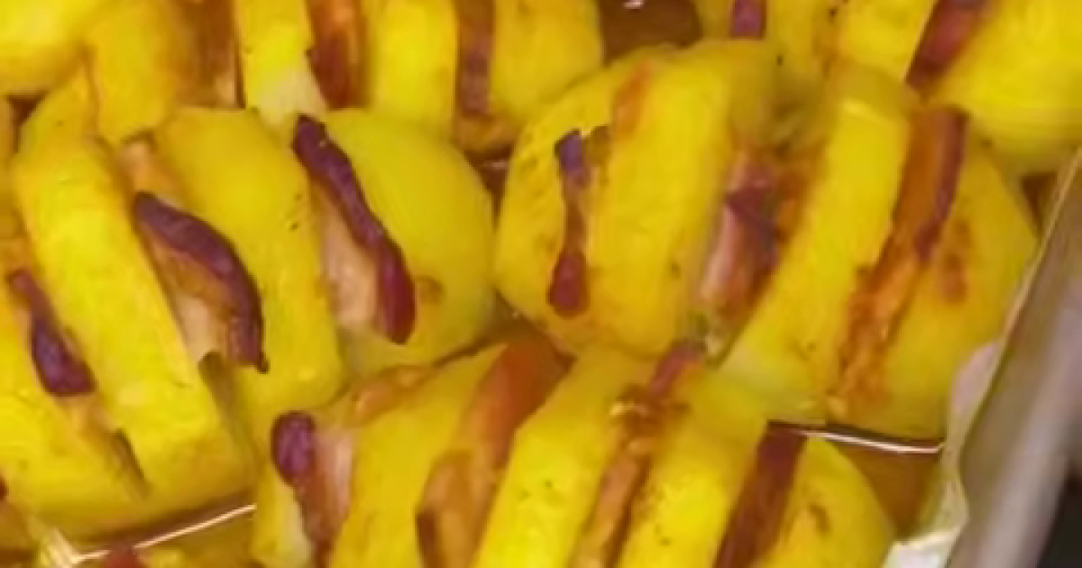 Вкусный картофель с беконом в духовке: простой рецепт для ужина