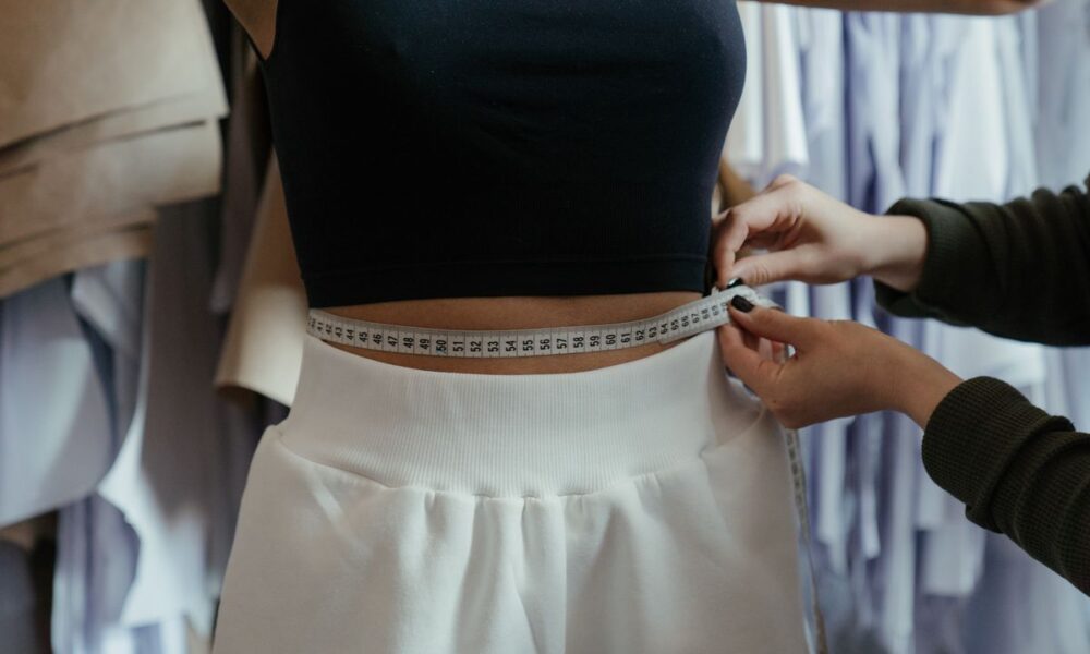 Секреты стройности: как скрыть животик с помощью одежды – 3 простых приема