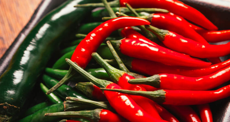 Перец для роста волос: миф или реальность и как использовать?