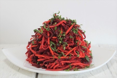 Легкий салат с пикантным соусом: простой рецепт для женщин