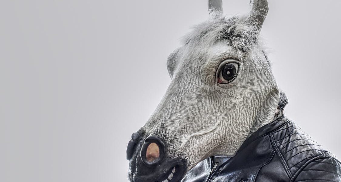 Как распознать неискреннего человека: признаки и советы психолога