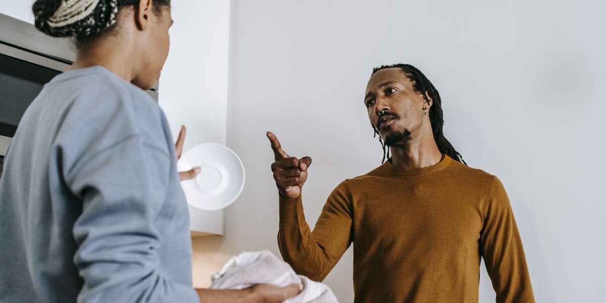 Красные флаги в отношениях: когда пора уходить