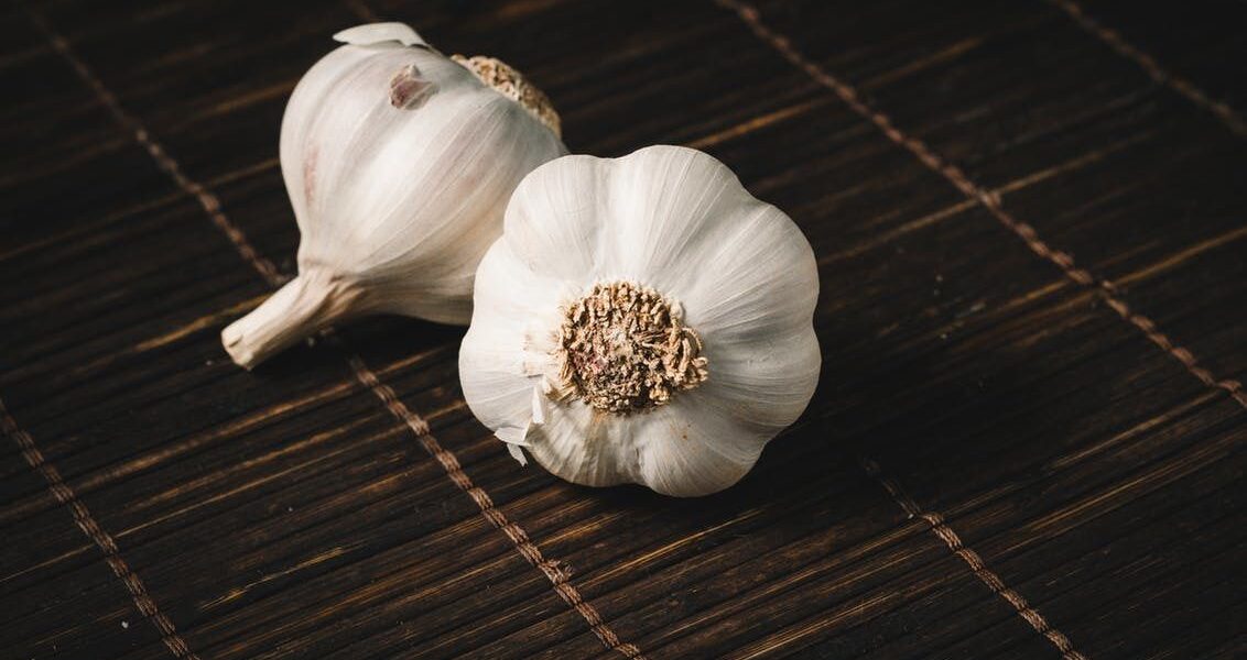 Как правильно подкармливать чеснок для обильного урожая: полезные советы для дачи