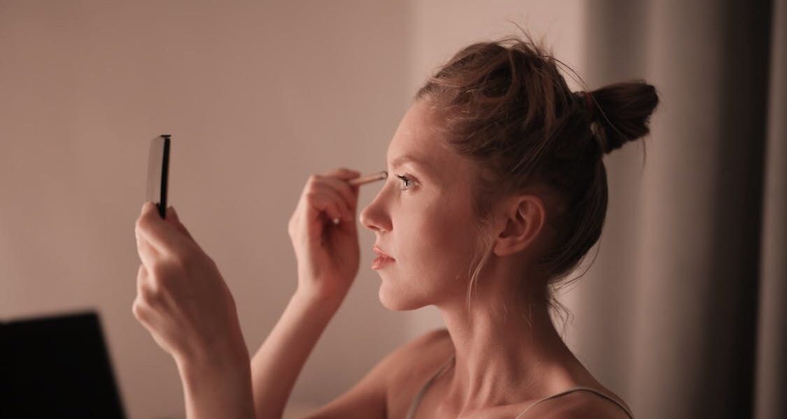 Идеальные брови: как подобрать карандаш по цвету волос и глаз