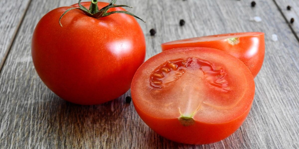 Image for: Соль или черный перец: что выбрать для женского здоровья?. Tags: помидор, овощи, еда, поваренная соль, перец,...