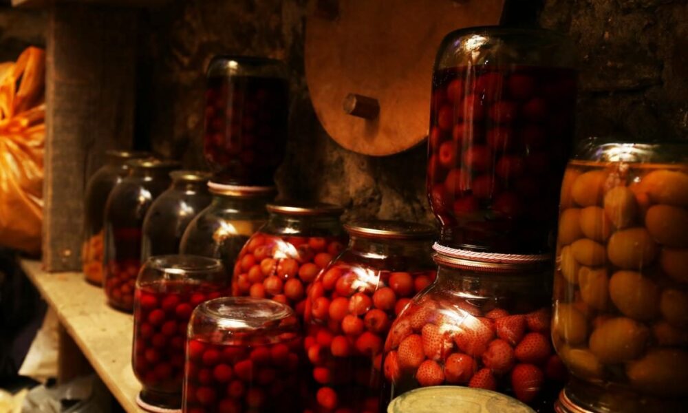 Как хранить заготовки на зиму без погреба: советы хозяйкам