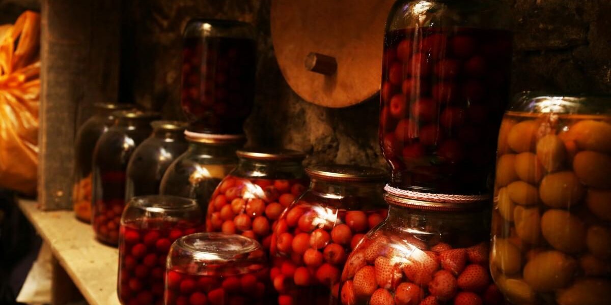 Как хранить заготовки на зиму без погреба: советы хозяйкам