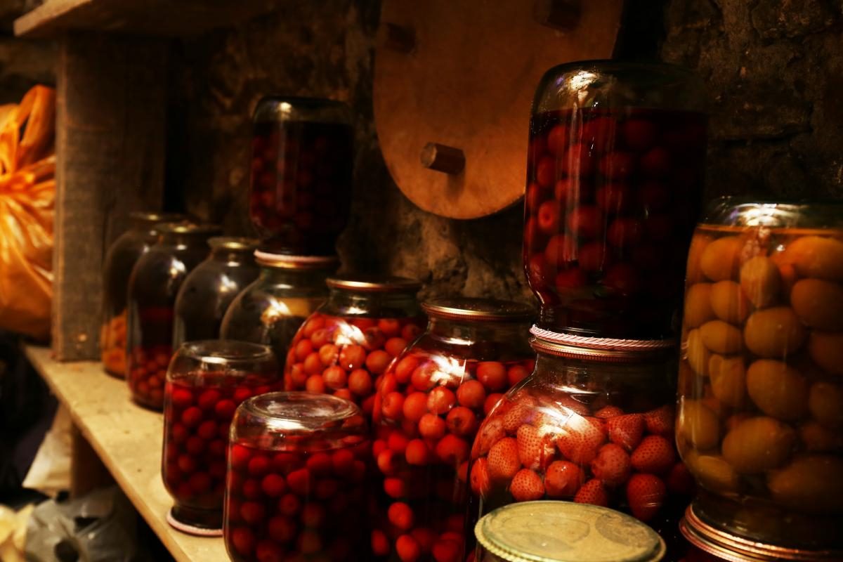 Как хранить заготовки на зиму без погреба: советы хозяйкам