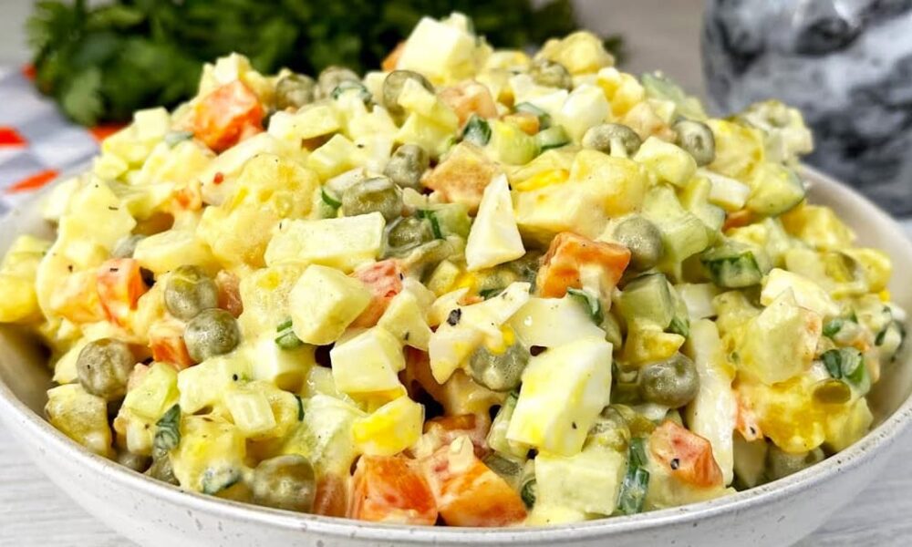 Рецепт простого салата как альтернатива Оливье: порежьте, смешайте и готово!