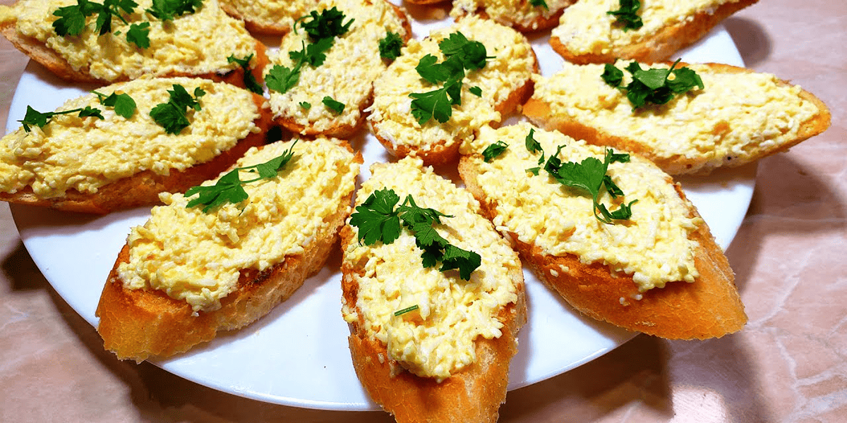 Секрет молодости: еврейская намазка для бутербродов – простой рецепт