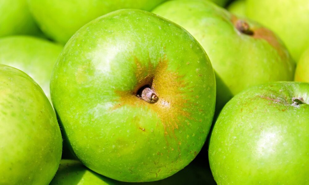 Image for: Шарлотка без муки: воздушный яблочный пирог для здоровья и фигуры. Tags: яблоки, зеленый, фрукты, закрыть, уб...